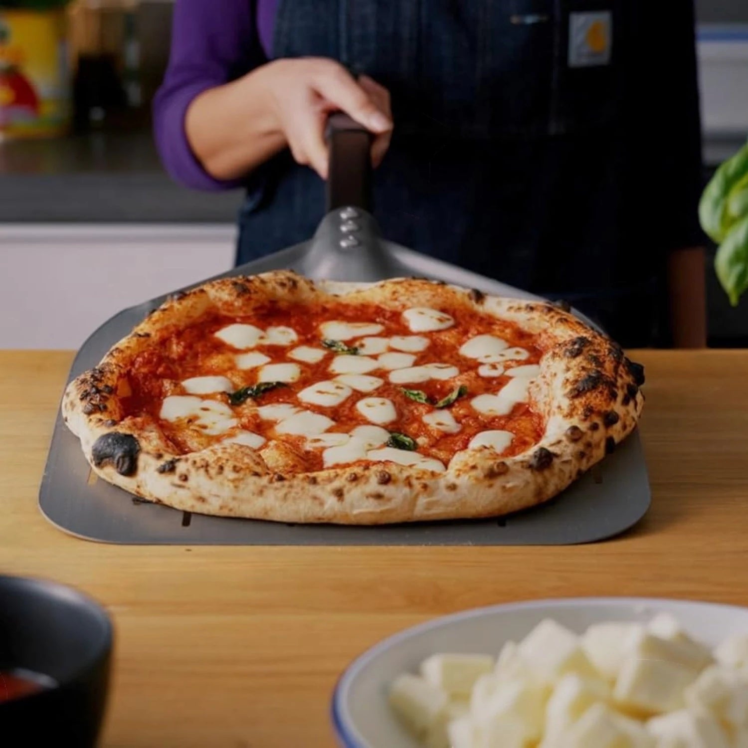 Perforated 33 cm aluminium pizza peel with black detachable handle